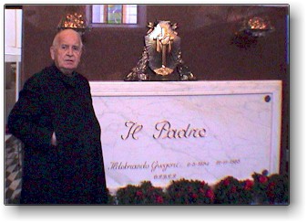 8.12.2003 - L'ultima foto di Don Mauro, davanti della tomba dell'Abate Gregori.