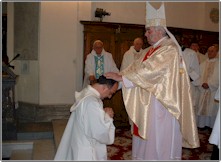 L'imposizione delle mani del vescovo.